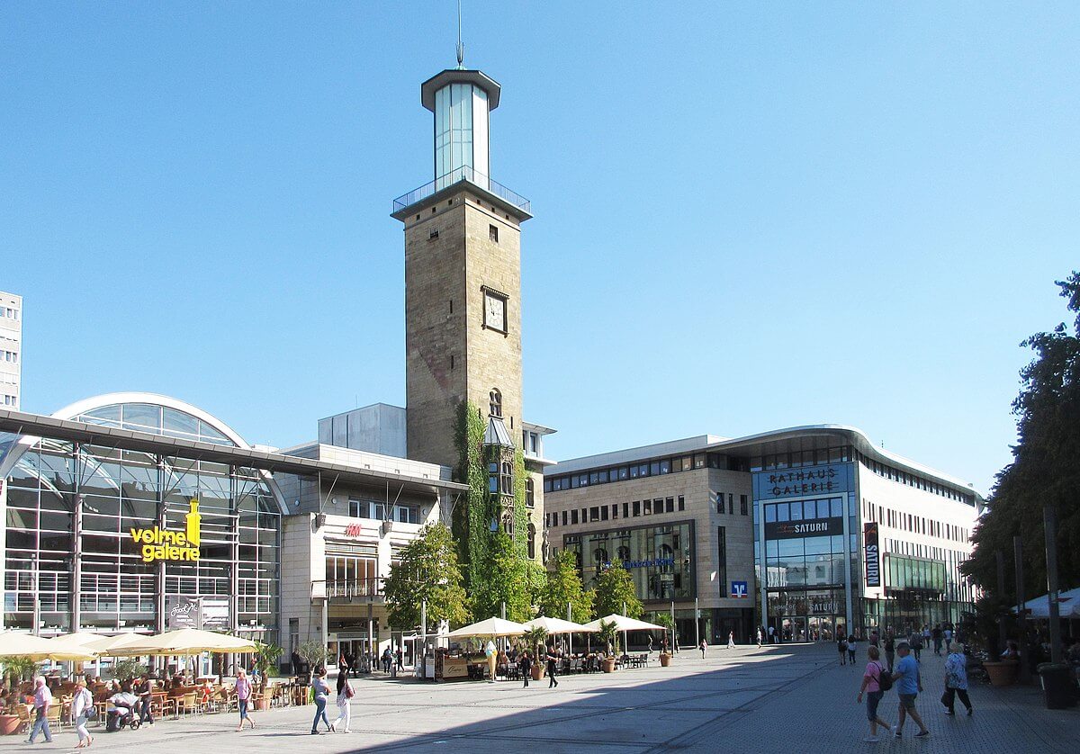 Hagen, Friedrich-Ebert-Platz mit Rathausturm